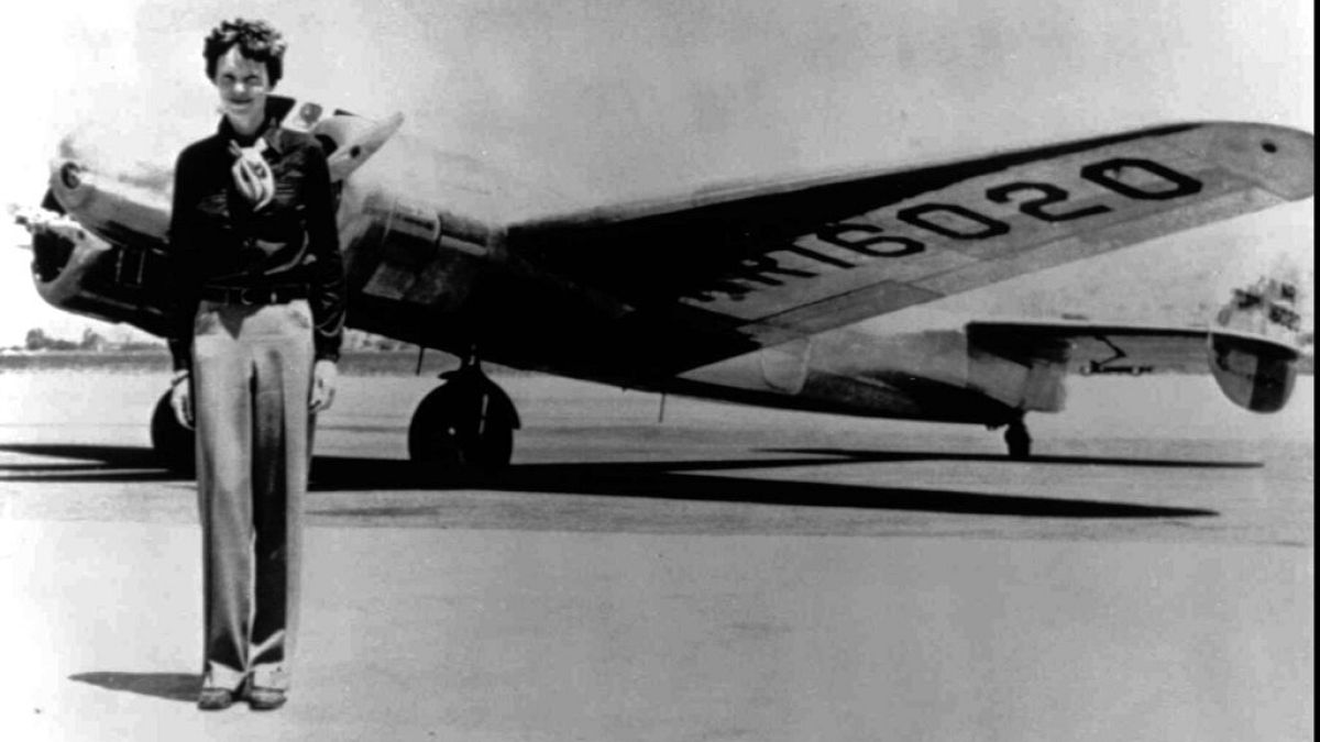 Η Amelia Earhart με το εμβληματικό αεροσκάφος Lockheed Electric με το οποίο εξαφανίστηκε στην προσπάθειά της να κάνει τον γύρο του κόσμου τον Ιούλιο του 1937