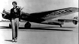 Η Amelia Earhart με το εμβληματικό αεροσκάφος Lockheed Electric με το οποίο εξαφανίστηκε στην προσπάθειά της να κάνει τον γύρο του κόσμου τον Ιούλιο του 1937
