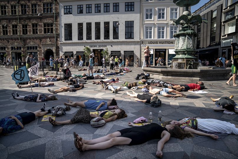 Extinction Rebellion Copenhagen führt einen symbolischen "Massentod" auf einer Straße in Kopenhagen durch, Juni 2020.
