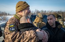 Esta fotografía, compartida por el presidente ucraniano Volodímir Zelenski en las redes sociales, muestra a soldados tras un intercambio de prisioneros de guerra ucranianos.