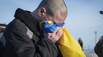 Zelenskyy partilhou nas redes sociais imagem de um prisioneiro de guerra ucraniano de regresso a casa