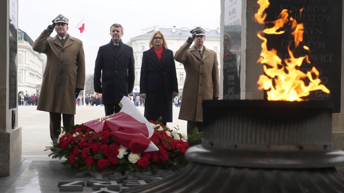 ملك الدنمارك أمام تمثال الجندي المجهول في بولندا