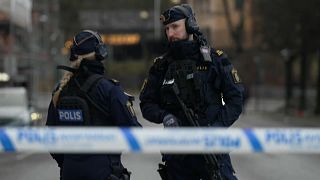 شرطيان سويديان قرب السفارة الإسرائيلية في ستوكهولم. 2024/01/31