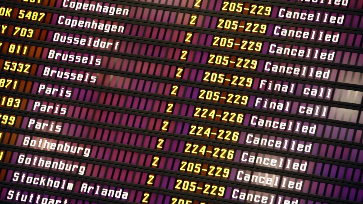 ФОТО: Отмененные рейсы на табло вылета в аэропорту Хельсинки-Вантаа, четверг 19 октября 2006. 