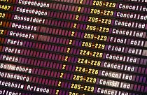 DOSSIER : Des vols annulés sont affichés sur le tableau des départs de l'aéroport Helsinki-Vantaa, à Vantaa, en Finlande, le jeudi 19 octobre 2006. 