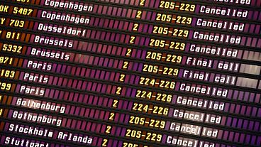 ФОТО: Отмененные рейсы на табло вылета в аэропорту Хельсинки-Вантаа, четверг 19 октября 2006. 