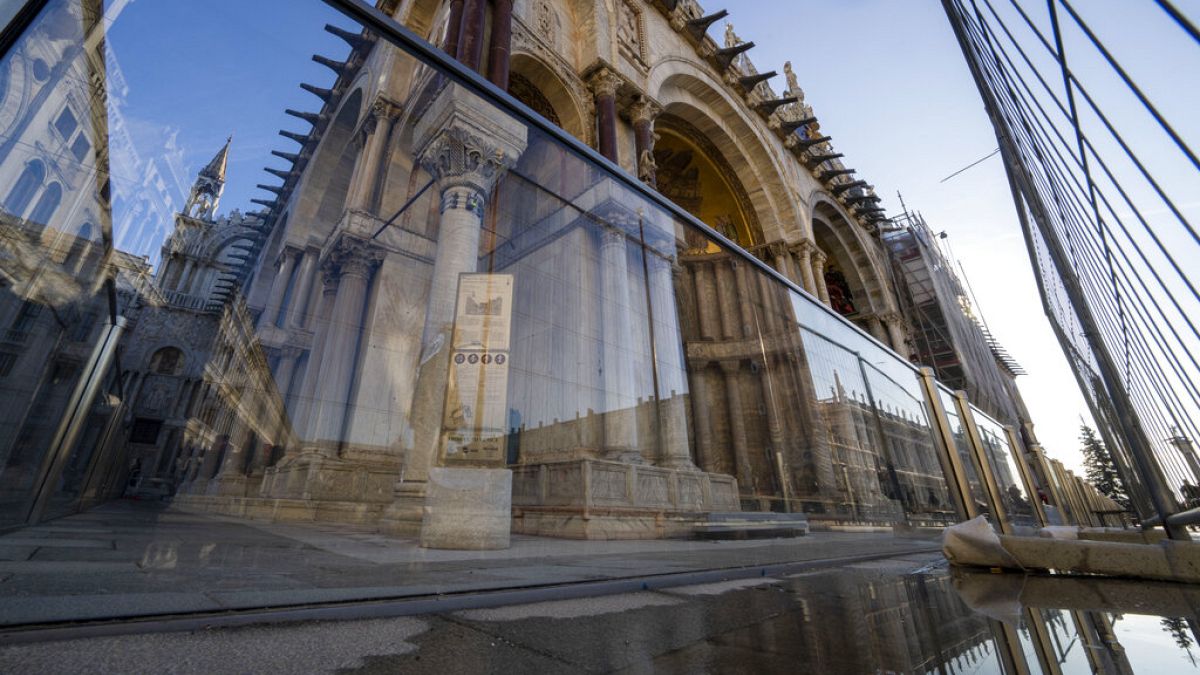 Базилику Святого Марка защитили от наводнений на время реставрации, которая продлится до 2026 года. Январь 2024 г.