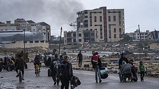 Un grupo de palestinos huye de los ataques israelíes en la ciudad de Jan Yunis, en la Franja de Gaza, el lunes 29 de enero