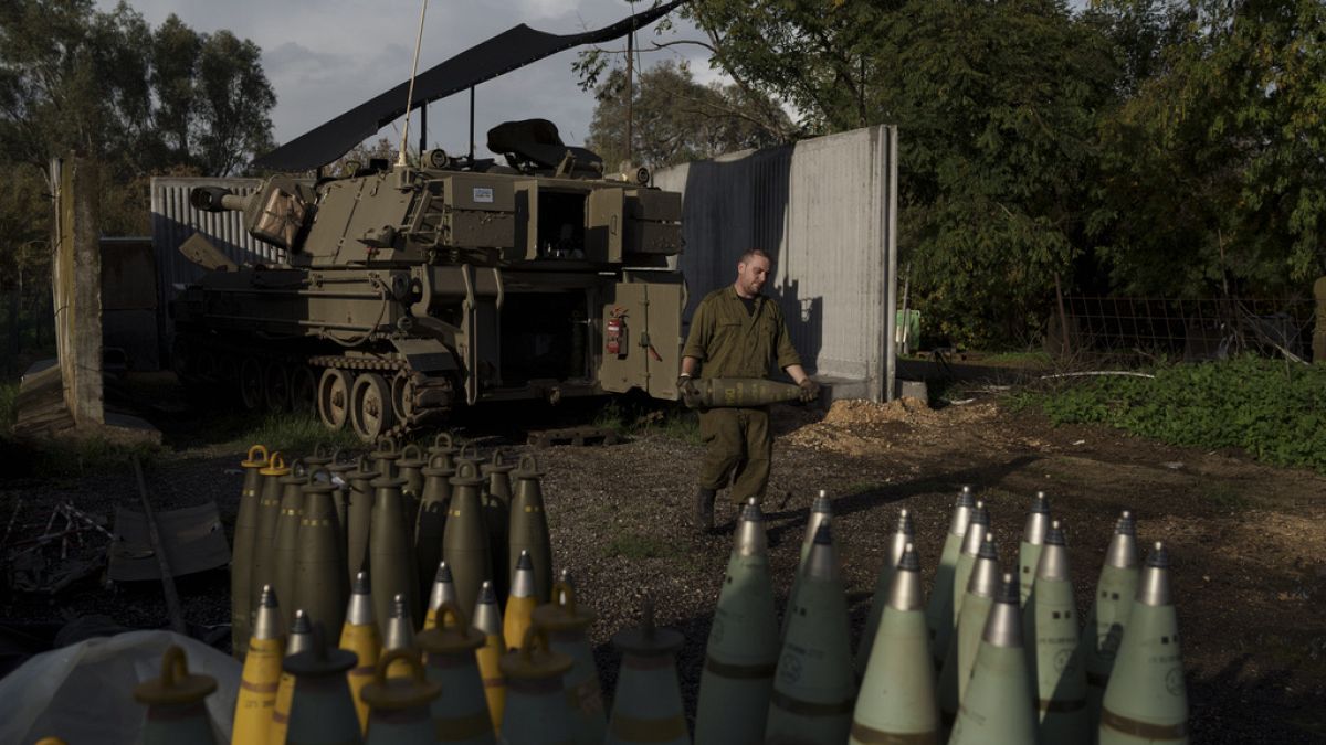 Izraeli katona pakolja a lőszert a libanoni határ közelében