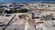أنطاكيا: منظر جوي لمنطقة تمّ تطهيرها من أنقاض المباني التي دمرتها زلزال فبراير-شباط 2024.