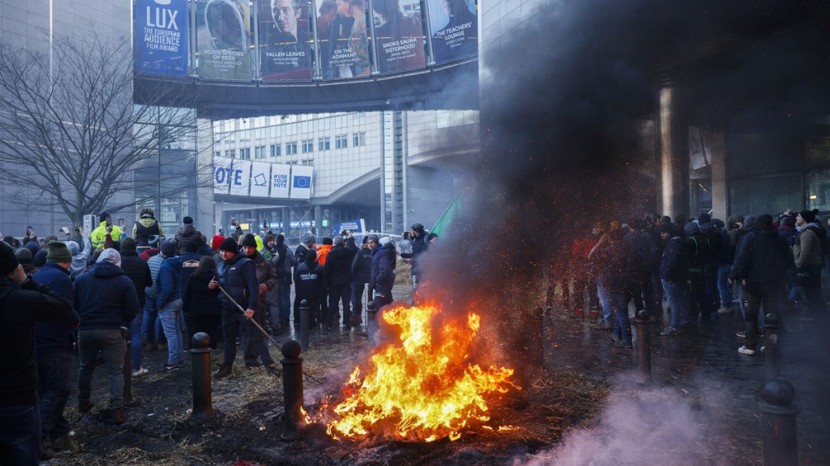 Гневни фермери нахлуват по улиците на Брюксел, докато лидерите на ЕС се срещат за Украйна