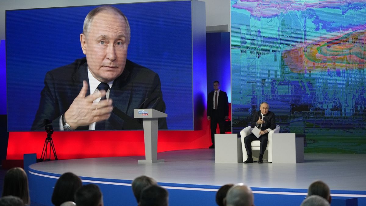 Putyin Moszkvában a választási kampány aktivistáival találkozik