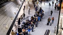 Un multitud de pasajeros guarda cola en una terminal del aeropuerto de Fráncfort del Meno, Alemania, el jueves 1 de febrero de 2024.
