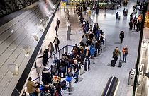 Un multitud de pasajeros guarda cola en una terminal del aeropuerto de Fráncfort del Meno, Alemania, el jueves 1 de febrero de 2024.