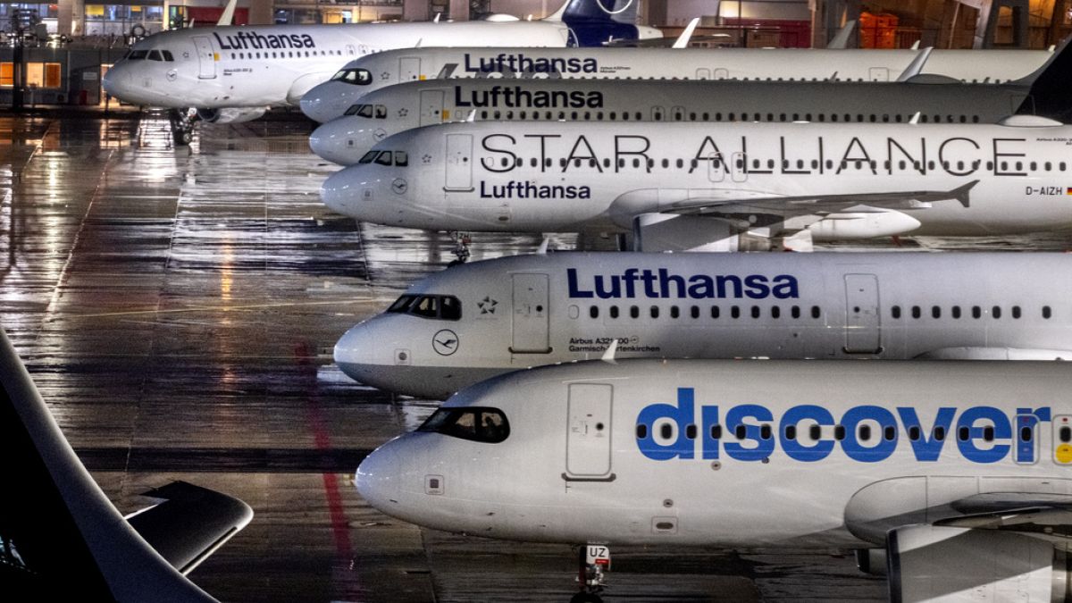 A Lufthansa repülőgépei parkolnak a németországi Frankfurt repülőterén 2024. február 1-jén, a repülőtéri biztonsági személyzet egynapos figyelmeztető sztrájkja miatt