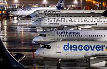 A Lufthansa repülőgépei parkolnak a németországi Frankfurt repülőterén 2024. február 1-jén, a repülőtéri biztonsági személyzet egynapos figyelmeztető sztrájkja miatt