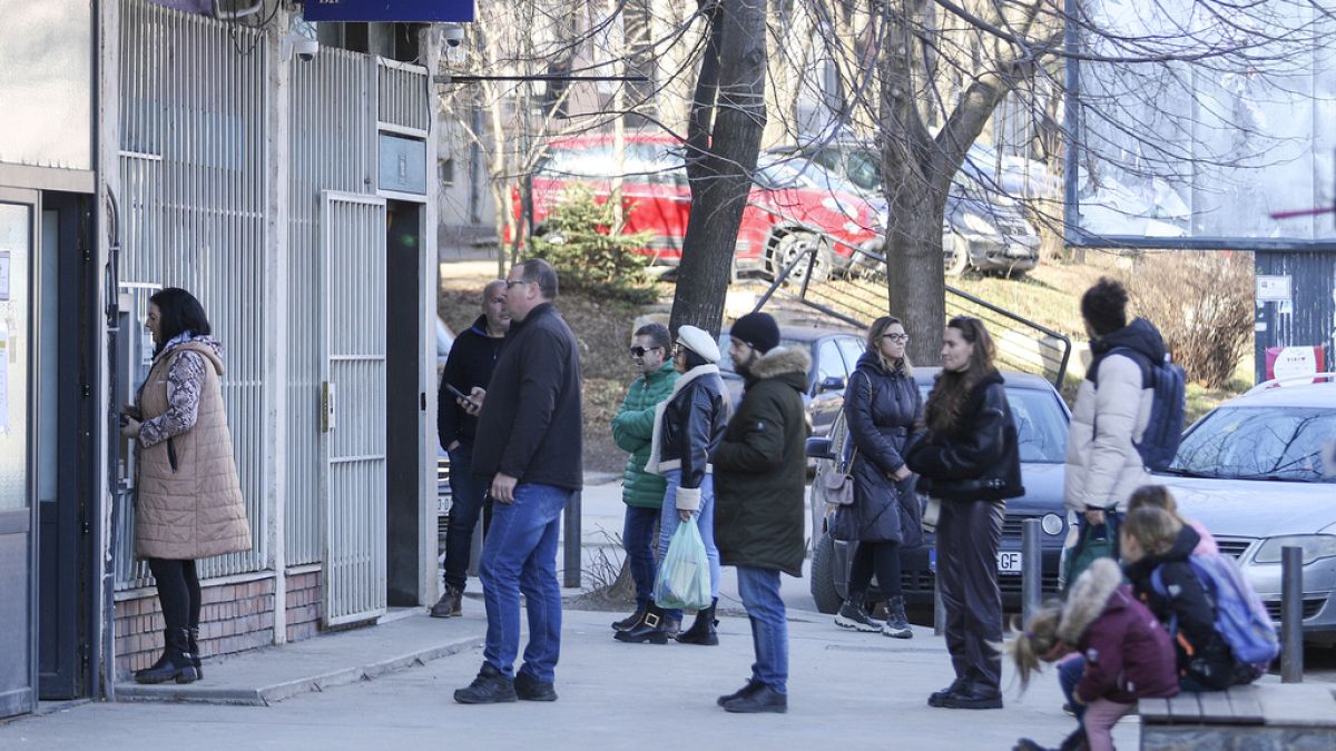 Menschen vor einem Geldautomaten im Nordkosovo