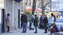 Menschen stehen vor einem Geldautomaten in Mitrovica Schlange