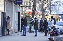 Miembros de la minoría serbokosovar hacen cola ante un cajero