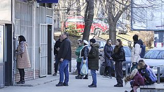 Menschen stehen vor einem Geldautomaten in Mitrovica Schlange