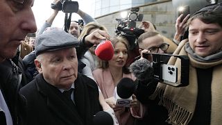 Jaroslaw Kaczynski, a PiS vezetője egy decemberi varsói tiltakozó megmozduláson
