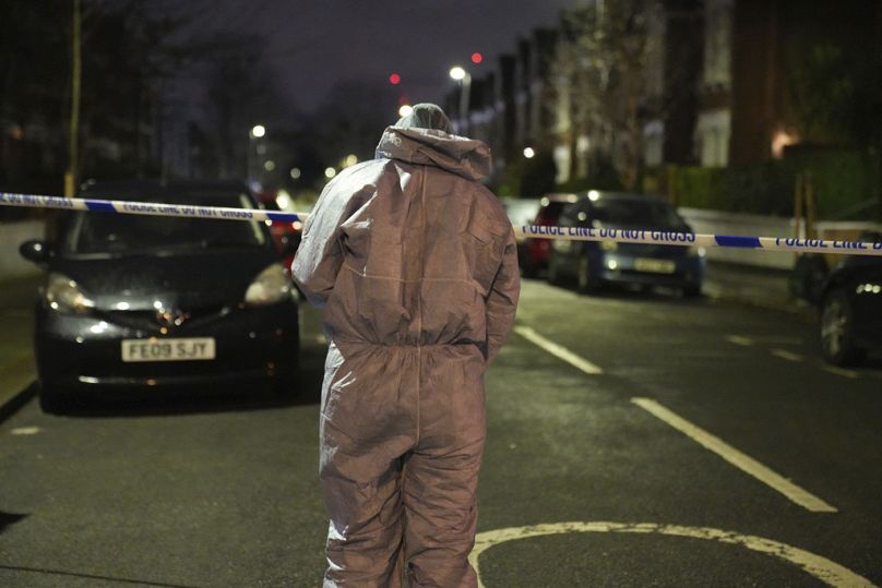 A rendőrség megvizsgálja a dél-londoni Clapham Common közelében történt incidens helyszínét, miután egy férfi maró anyagot öntött egy nőre és két kisgyermekére