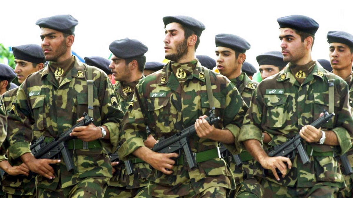 İran Devrim Muhafızları Ordusu mensupları, bir geçit töreninde gövde gösterisi yaparken 