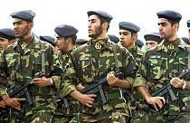 İran Devrim Muhafızları Ordusu mensupları, bir geçit töreninde gövde gösterisi yaparken 