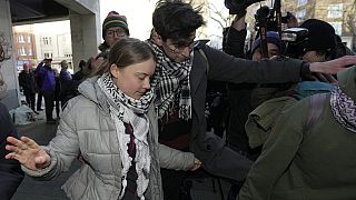 Az ismert klímaaktivista palesztin kendőben a londoni bíróság előtt