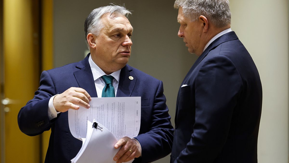 رئيس وزراء سلوفاكيا روبرت فيكو على اليمين، إلى جانب رئيس الوزراء المجري فيكتور أوربان