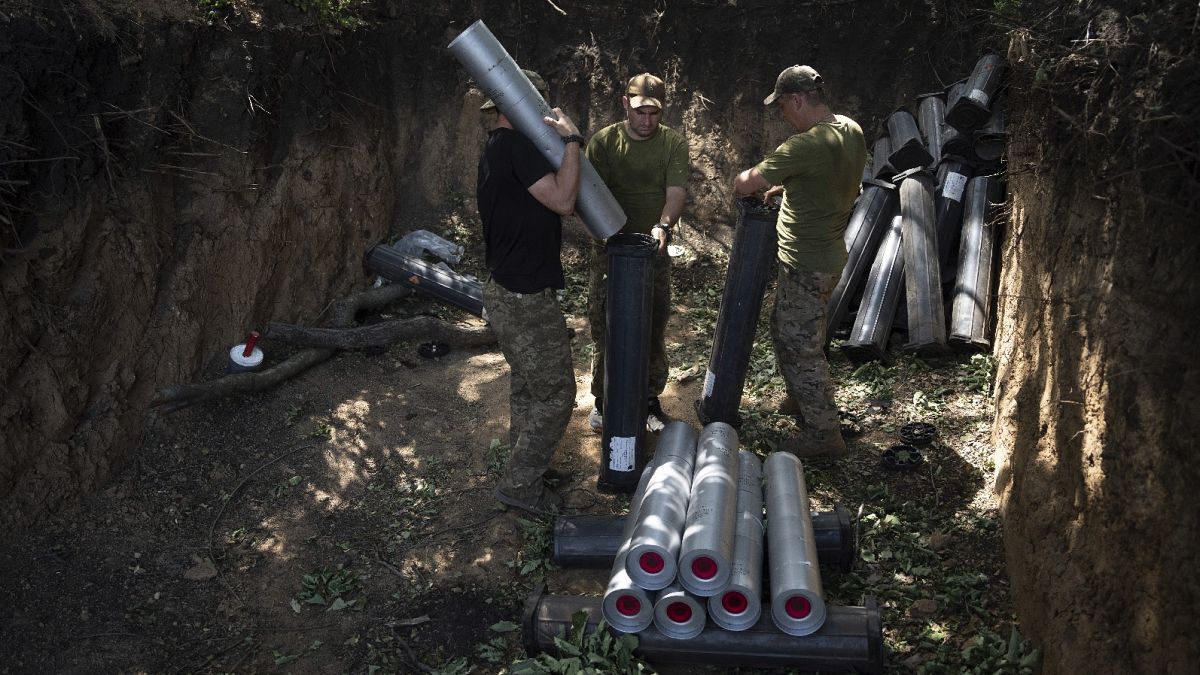 Des militaires ukrainiens préparent des munitions avant de tirer en direction des positions russes près de Bakhmut, Ukraine, 7 juillet 2023. 