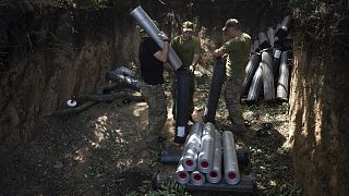 Militares ucranianos preparam munições antes de disparar contra posições russas perto de Bakhmut, Ucrânia, 7 de julho de 2023. 