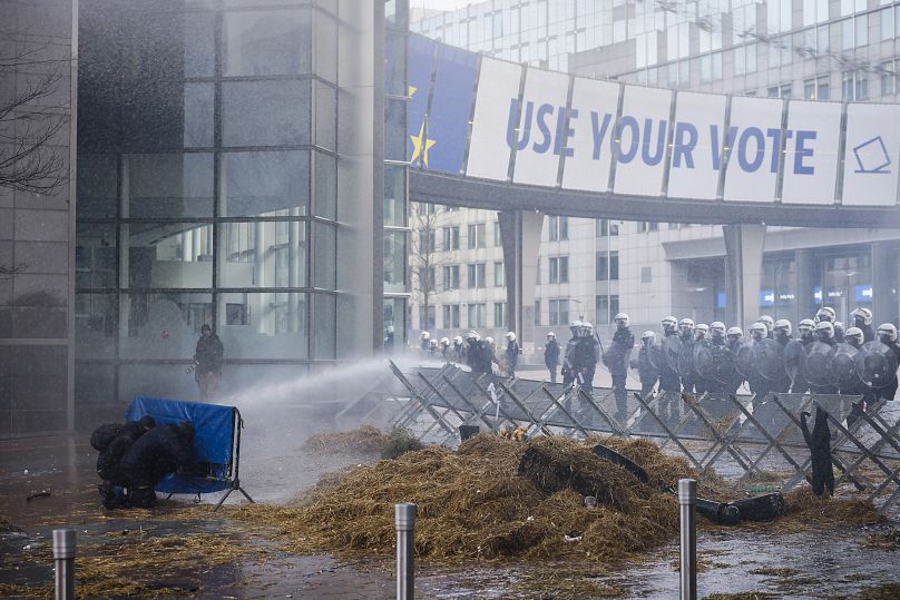 کشاورزان معترض در بیرون ساختمان کمیسیون اتحادیه اروپا در بروکسل به تاریخ یکم فوریه ۲۰۲۴