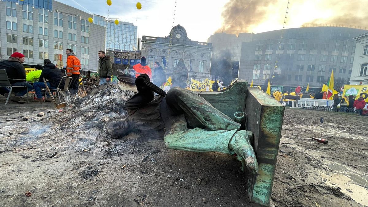 A ledöntött és felgyújtott szobor az Európai Parlament előtt Brüsszelben, 2024. február 1-jén