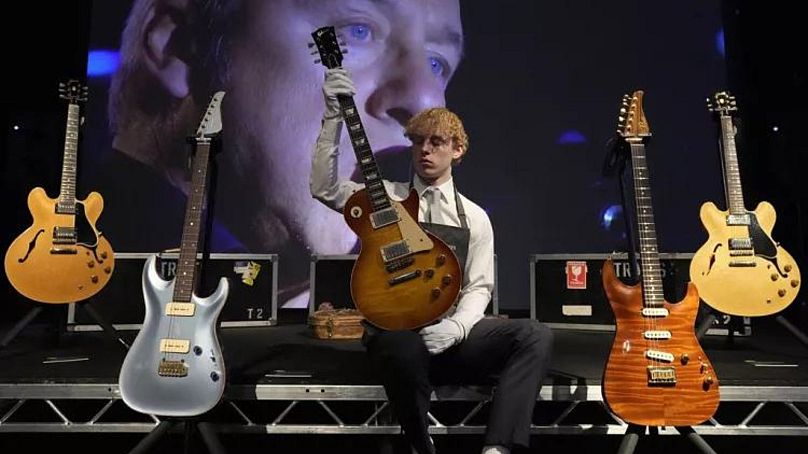Mark Knopfler gitárjai, középen egy Gibson Kalamazoo