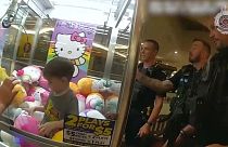 Un niño se queda atrapado dentro de una máquina de Hello Kitty. 