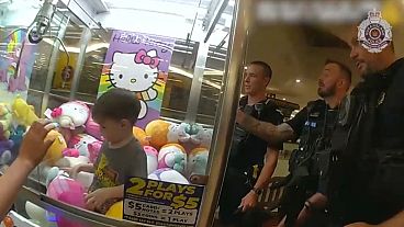 Un niño se queda atrapado dentro de una máquina de Hello Kitty. 