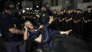 La policía detiene a un manifestante frente al Congreso en Buenos Aires, Argentina, el miércoles 31 de enero de 2024.