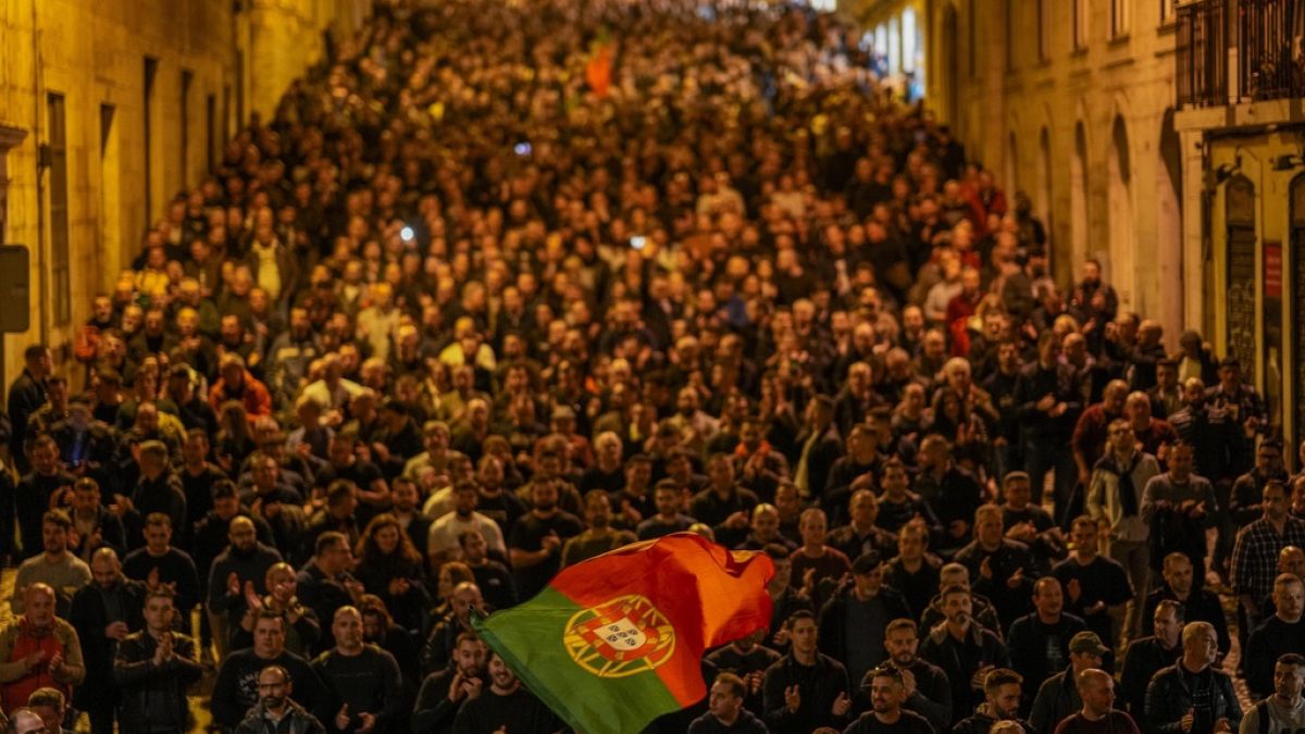 Los manifestantes asisten a una protesta de asociaciones profesionales de la policía que exigen mejores salarios y condiciones laborales en Lisboa, el 24 de enero de 2024.