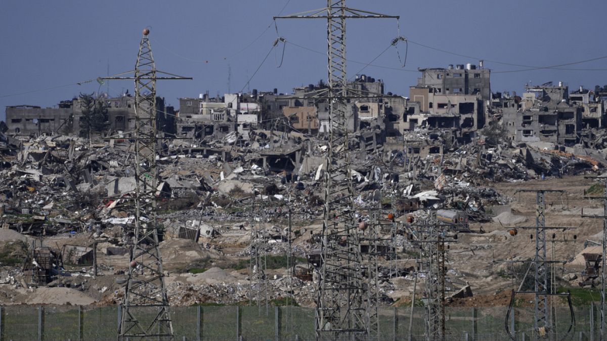 أنقاض المباني المدمرة في العملية البرية للجيش الإسرائيلي في قطاع غزة تظهر من جنوب إسرائيل، بالقرب من السياج الحدودي لغزة، 1 فبراير، 2024
