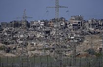 أنقاض المباني المدمرة في العملية البرية للجيش الإسرائيلي في قطاع غزة تظهر من جنوب إسرائيل، بالقرب من السياج الحدودي لغزة، 1 فبراير، 2024