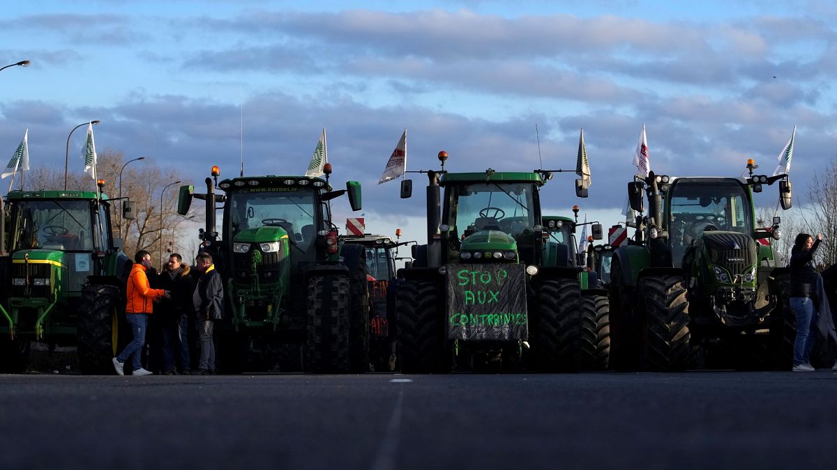 Des agriculteurs sur une autoroute bloquée, mercredi 31 janvier 2024 à Chilly-Mazarin, au sud de Paris.