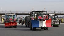 Una barricada de tractores corta el tráfico en una autopista de Francia