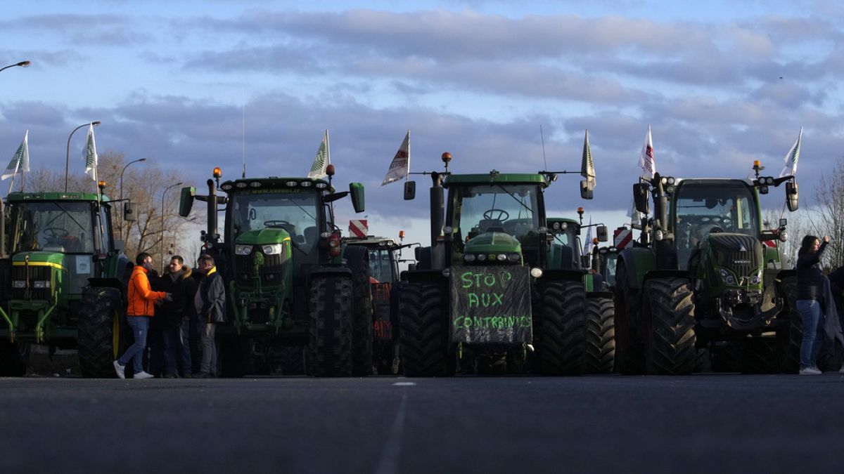 Тракторы блокируют дорогу к югу от Парижа