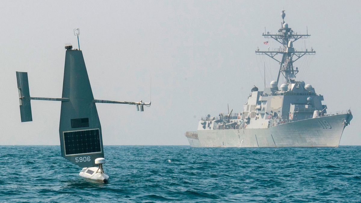 عکس تزئینی از یک شهپاد و یک ناوچه متعلق به ارتش آمریکا در رزمایش مشترک با بریتانیا در خلیج فارس