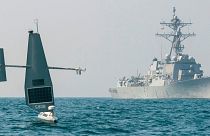 عکس تزئینی از یک شهپاد و یک ناوچه متعلق به ارتش آمریکا در رزمایش مشترک با بریتانیا در خلیج فارس