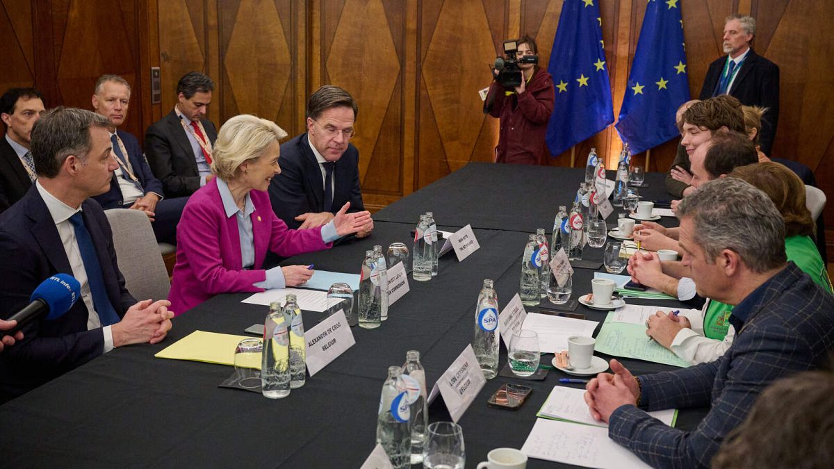 Ursula von der Leyen, Presidente da Comissão Europeia, Alexander De Croo, Primeiro-Ministro belga e Mark Rutte, Primeiro-Ministro dos Países Baixos, encontram-se com os representantes dos agricultores