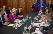 Ursula von der Leyen, Presidente da Comissão Europeia, Alexander De Croo, Primeiro-Ministro belga e Mark Rutte, Primeiro-Ministro dos Países Baixos, encontram-se com os representantes dos agricultores