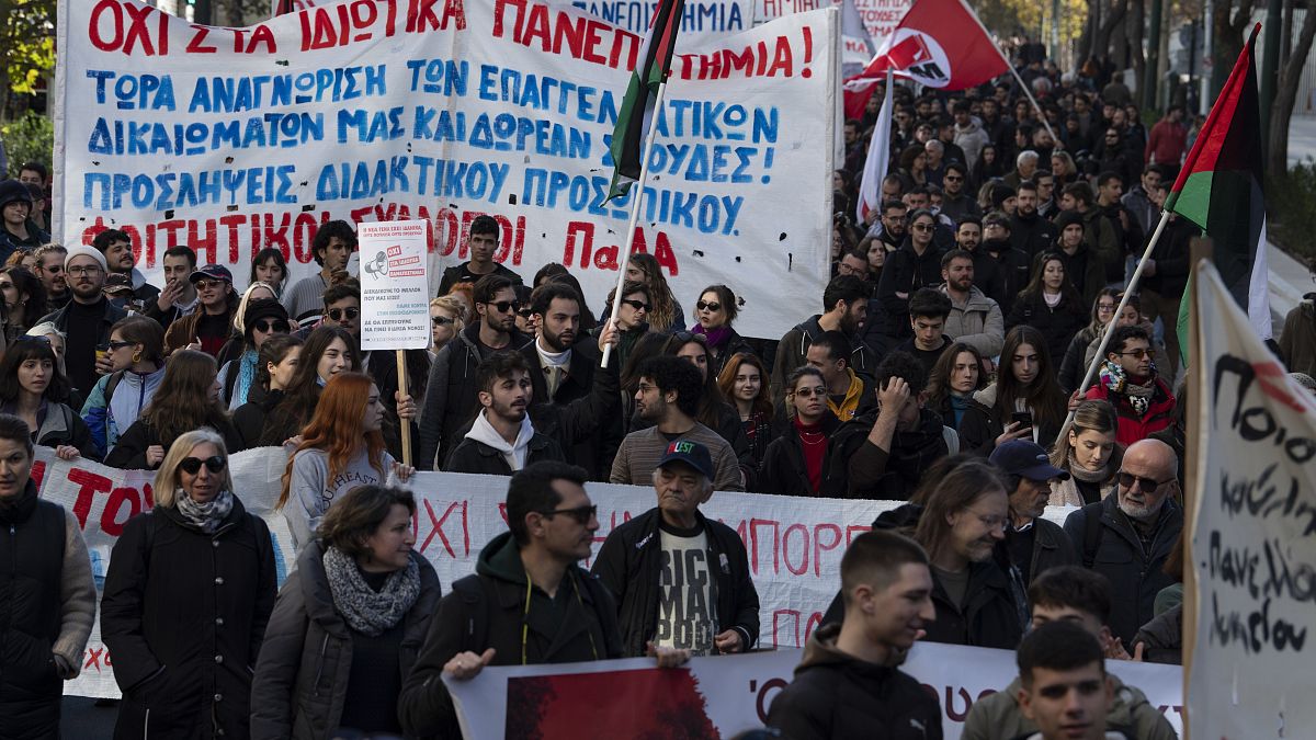 Studenti marciano ad Atene contro il progetto del governo conservatore greco di legalizzare le università private (1 febbraio 2024)