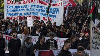 Studenti marciano ad Atene contro il progetto del governo conservatore greco di legalizzare le università private (1 febbraio 2024)